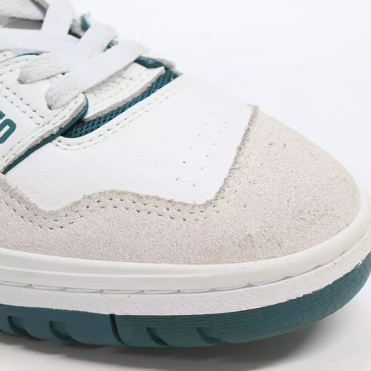 New Balance BB550 sneakers - white, teal, off-white, UK size 8.